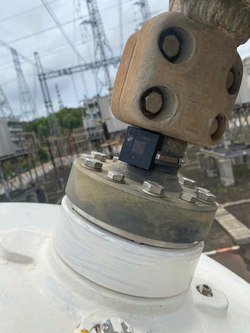Cảm biến trên đầu cốt sứ máy biến áp siêu cao áp (500 kV), Việt Nam